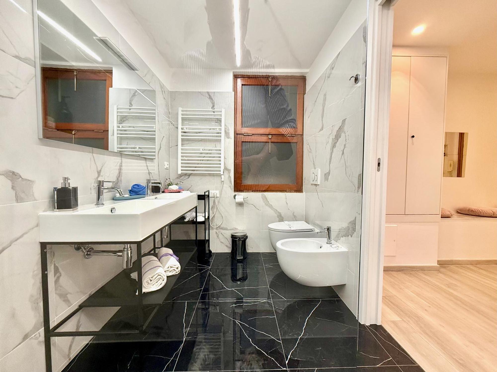 Apartment Dimora Sottoripa 51 Di Fronte Acquario - Genovabb It Genua